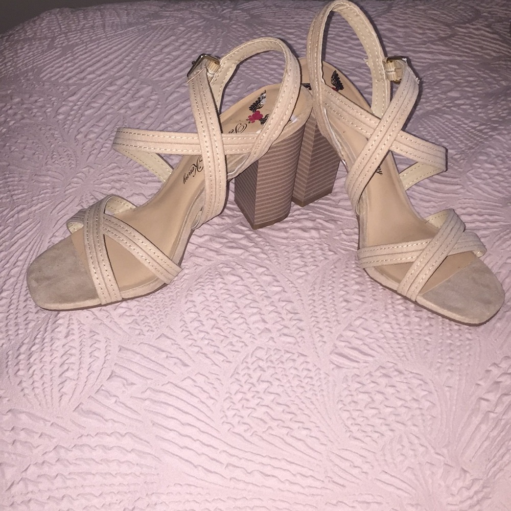 • Penny loves Kenny • block heel